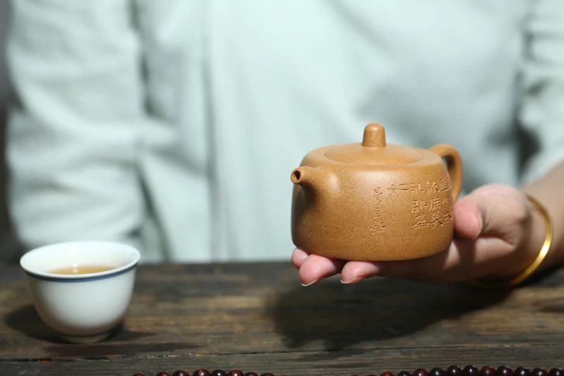 Is it true that a purple clay teapot doesn't scald your hand?-2