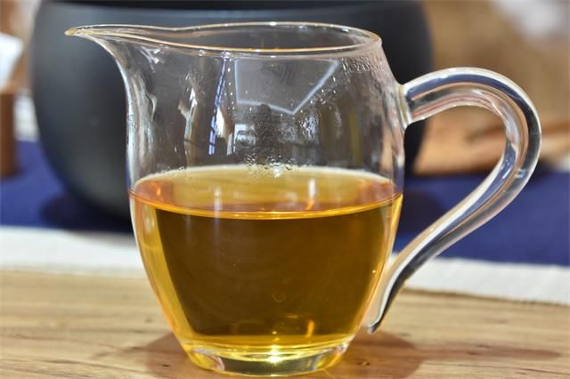 How Many Infusions Can Yunnan Black Tea Typically Stand?-3