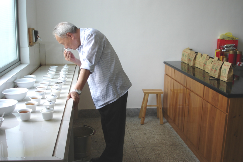 A Detailed Tutorial on Wuyi Rock Tea Refining Techniques by Intangible Cultural Heritage Practitioners, Highly Recommended for Collection!-3