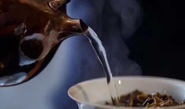 Should You Discard the First Infusion of Tea? Unveiling the Truth and Misconceptions About 