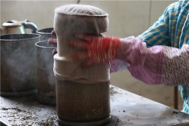 Why is Pu'er tea pressed into cakes? How long does it take to press a cake of tea?-2