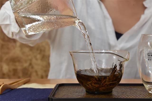 Brewing Steps for Yunnan Mei Zhan Black Tea-1