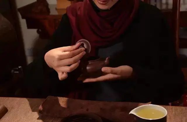 How to Properly Use a Yixing Teapot? Different Holding Gestures for Men and Women!-3