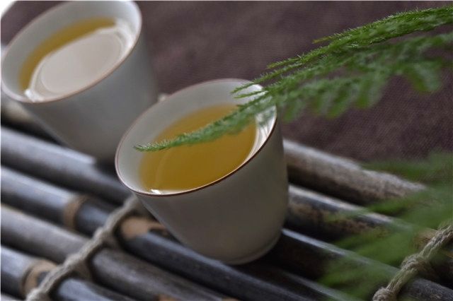 Sitting by the Window, Savoring Tea as Sunlight Floods the Tea Setting-2