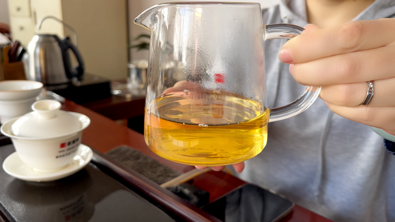 Many people find that the raw Pu'er tea becomes increasingly astringent with each infusion, why is this so?-2