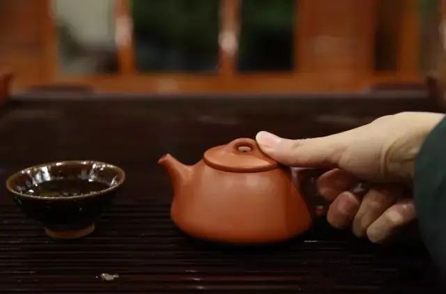 How to Properly Use a Yixing Teapot? Different Holding Gestures for Men and Women!-4