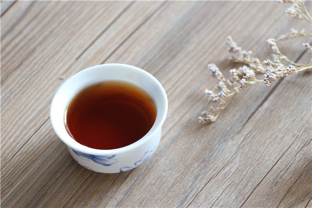 What are the benefits and drawbacks of drinking Pu'er tea regularly?-3