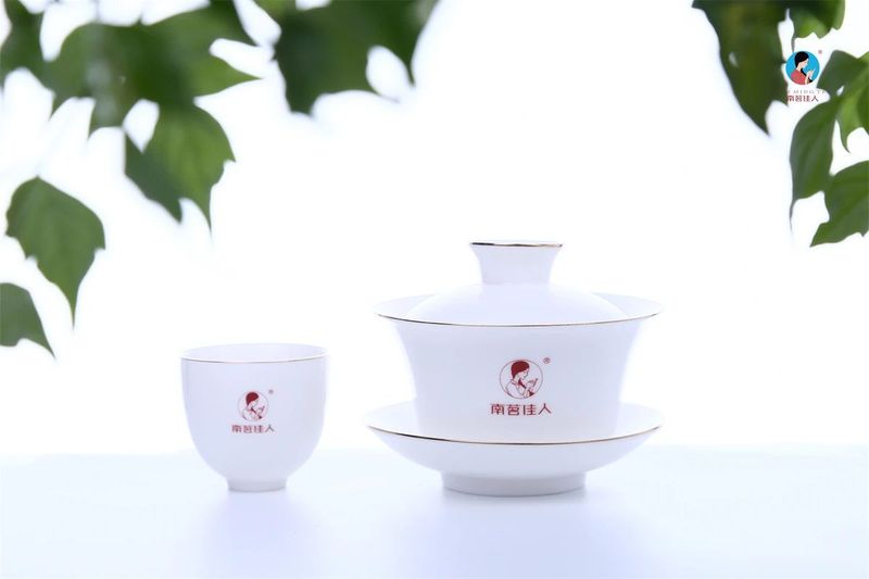 How to Use a Gaiwan for Tea Brewing Without Shaking?-5