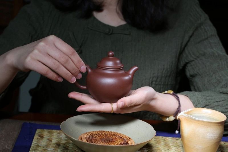 Does Cleaning Tea Stains Ruin the Patina of a Purple Clay Teapot? The Method Matters!-6