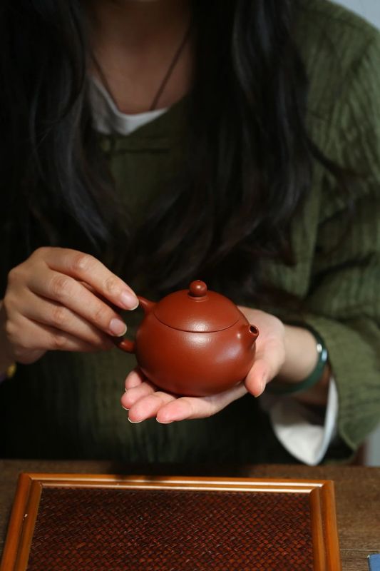 Does Cleaning Tea Stains Ruin the Patina of a Purple Clay Teapot? The Method Matters!-4