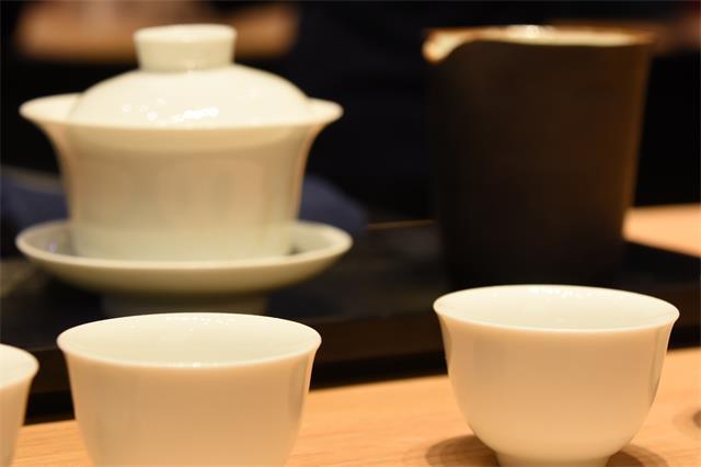 Why does tea steeped in a Purple Clay Teapot taste richer than tea steeped in a Gaiwan?-2