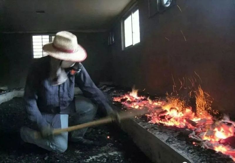 Wuyi Rock Tea's Masterful Traditional Charcoal Baking Technique-2