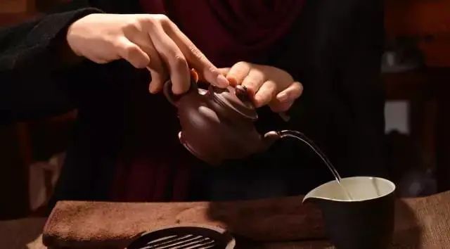 How to Properly Use a Yixing Teapot? Different Holding Gestures for Men and Women!-2