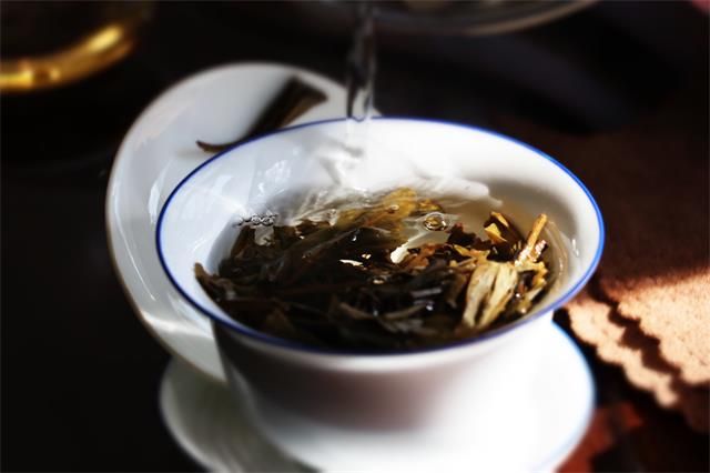 The Dilemma of Brewing Tea: Should You Leave the Lid Off to 