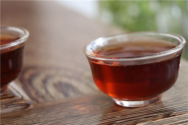 What are the benefits and drawbacks of drinking Pu'er tea regularly?-2