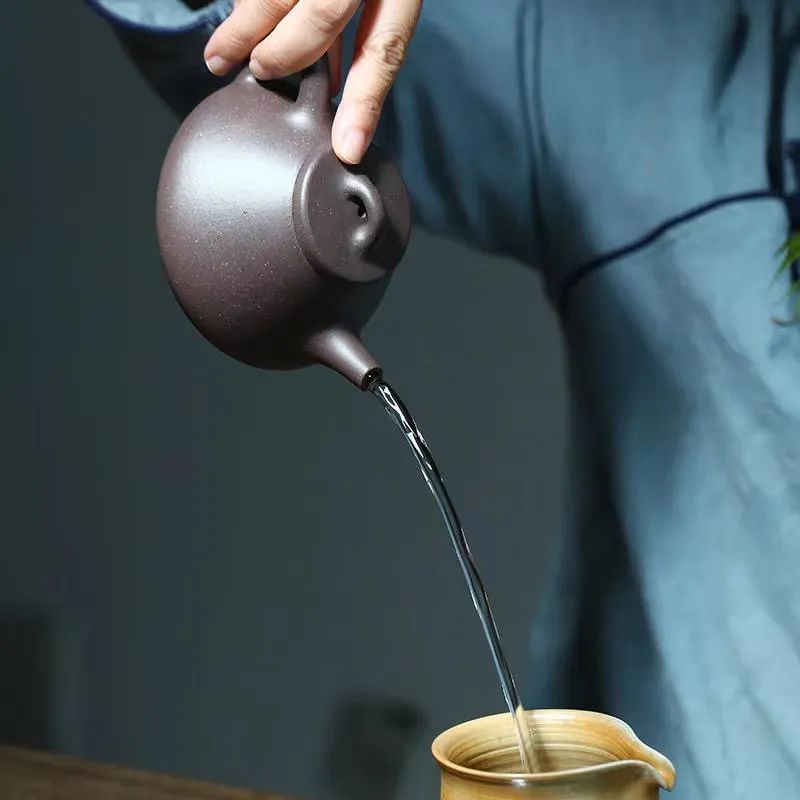 How to Properly Use a Yixing Teapot? Different Holding Gestures for Men and Women!-1