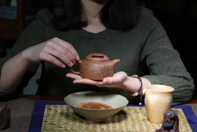 Using a Purple Clay Pot for Tea in Winter Requires Care!-4