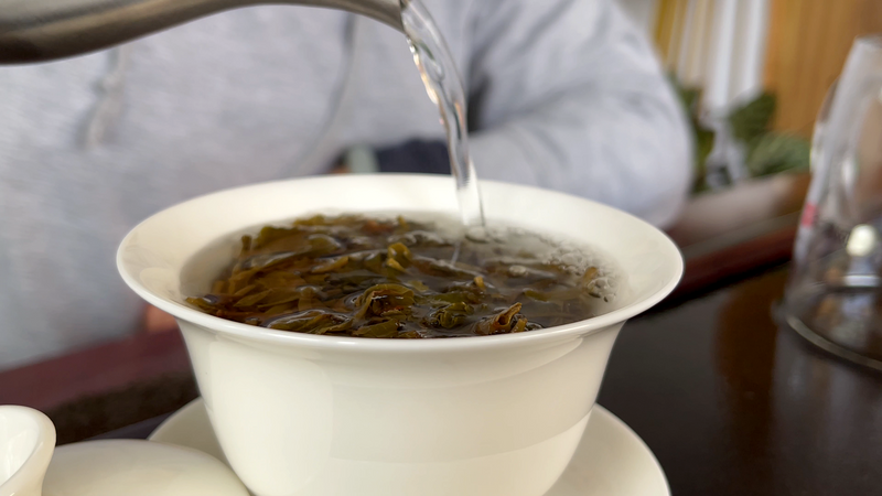 What is the tea-to-water ratio for raw Pu'er? The ratio is 1:15.-2