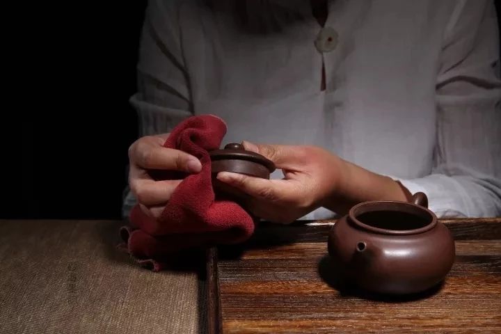 How to Clean a Dirty Purple Clay Teapot?-3