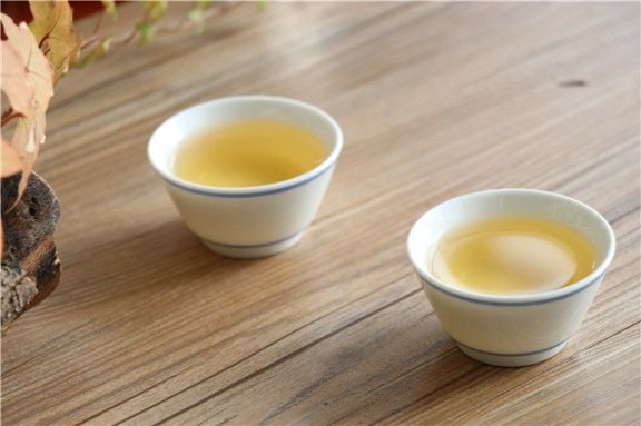 What precautions should be taken when drinking Pu’er spring tea?