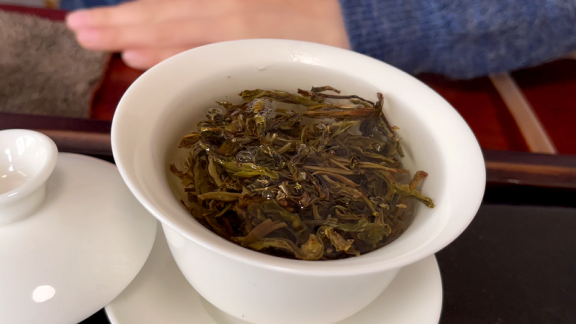 Many people find that the raw Pu’er tea becomes increasingly astringent with each infusion, why is this so?