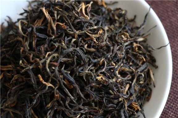 What are the benefits and effects of black tea?