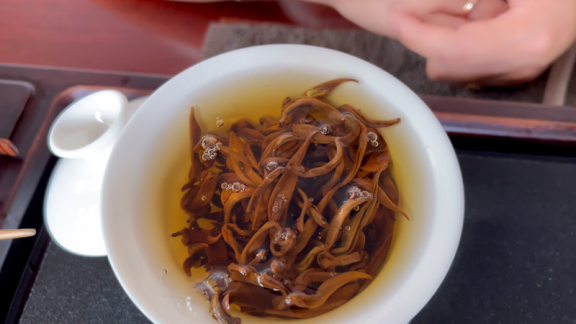 What Are the Benefits and Drawbacks of Drinking Black Tea?