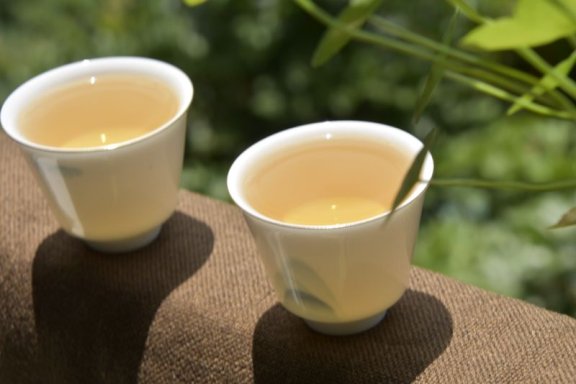 What are the effects of drinking tea daily on the body?