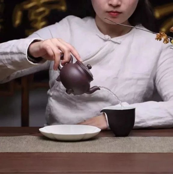 Is it true that a purple clay teapot doesn’t scald your hand?