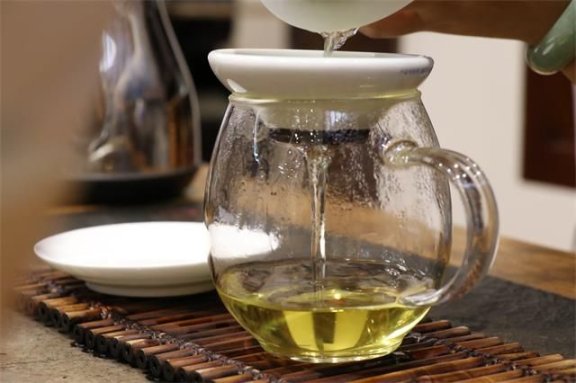 Drinking Tea This Way, Do You Still Want Your Stomach?