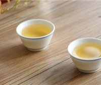 What precautions should be taken when drinking Pu’er spring tea?