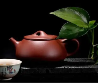 Puer Tea: Is it Better to Brew with a Gaiwan or a Teapot?