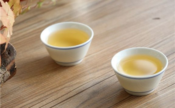 What precautions should be taken when drinking Pu’er spring tea?