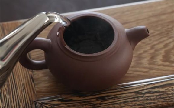 Playing with a Yixing Pot: Follow These Ten Tips for a Lustrous and Smooth Finish!