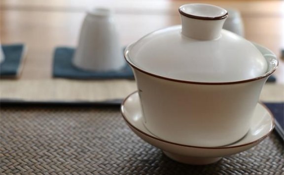 The Dilemma of Brewing Tea: Should You Leave the Lid Off to “Vent Aroma”? Or On to “Stew the Tea”?