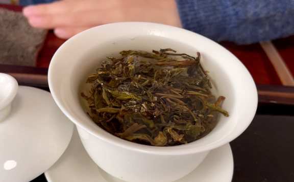 Many people find that the raw Pu’er tea becomes increasingly astringent with each infusion, why is this so?