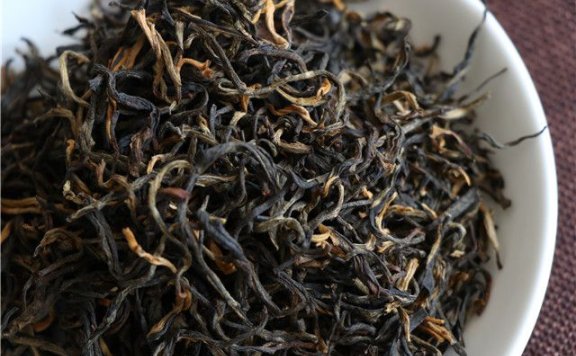 What are the benefits and effects of black tea?