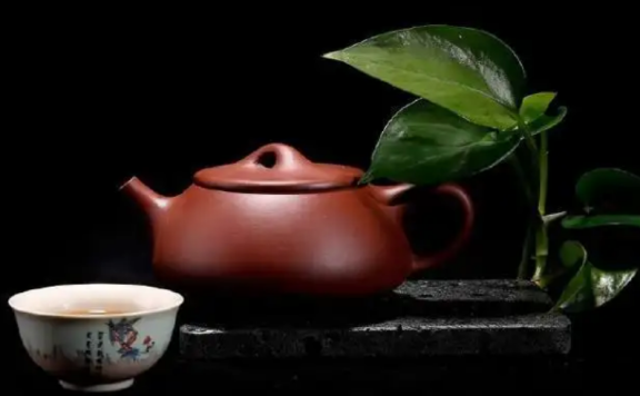 Puer Tea: Is it Better to Brew with a Gaiwan or a Teapot?