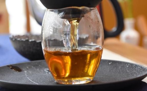 What Temperature Water is Best for Brewing Dian Hong Black Tea?