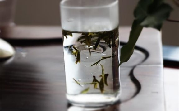 Is It a Big No-No to Put Green Tea Leaves in Before Pouring Water?