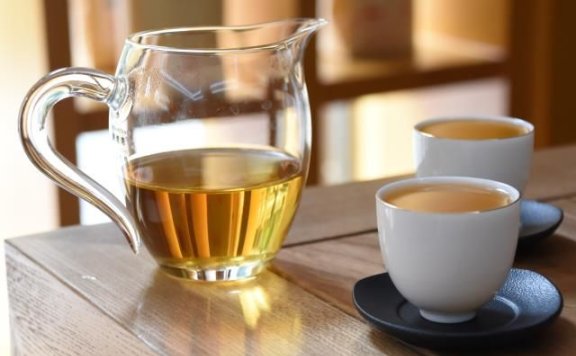 What Precautions Should Be Taken When Drinking Black Tea?