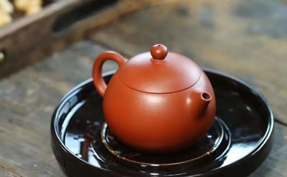 What are the most popular Yixing clay teapot shapes among women? What teas pair best with them?