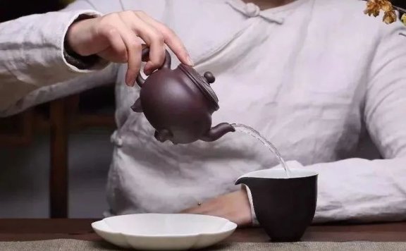 Is it true that a purple clay teapot doesn’t scald your hand?