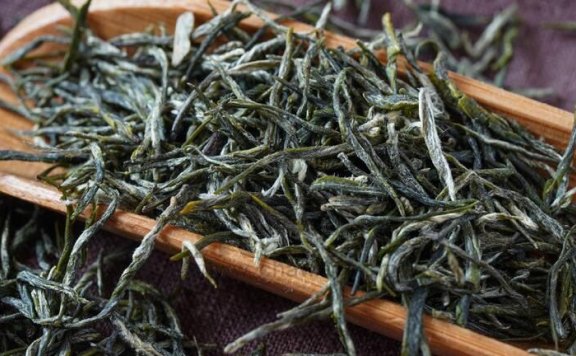 What are the methods to distinguish between fresh and old tea?