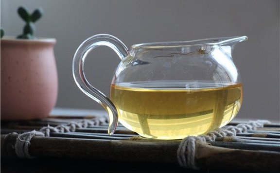 What Precautions Should Be Taken When Drinking Tea?