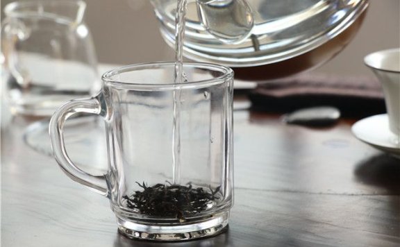 Brewing Yunnan Black Tea: Should the First Infusion Be Discarded?