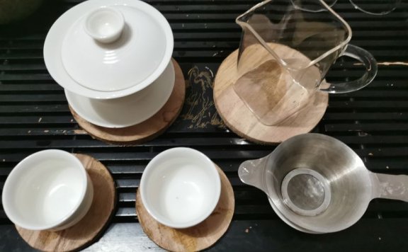 Why do many people like to brew tea with a gaiwan?